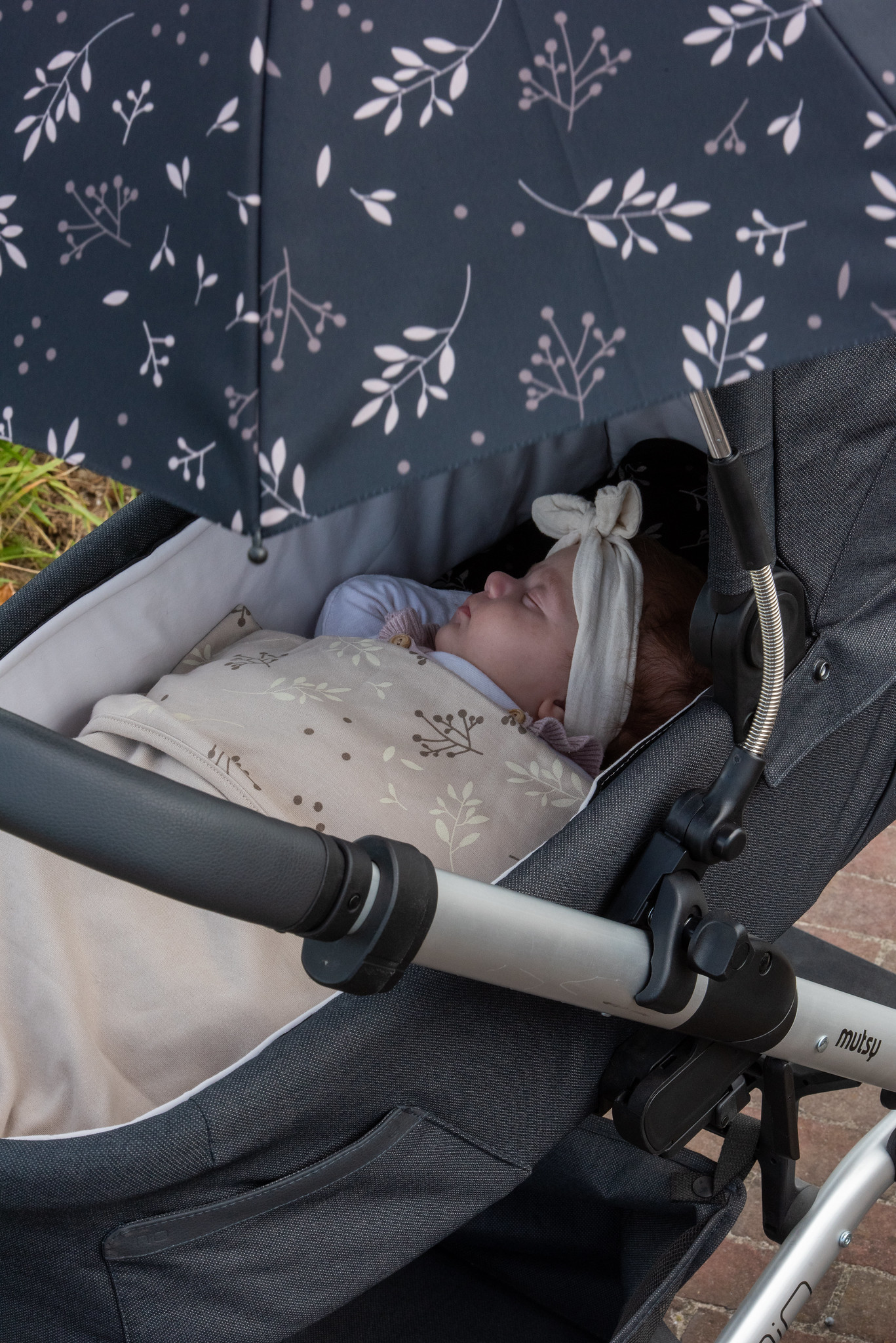 Parasoll till barnvagn Dooky Stroller Parasol Umbrella Black Leaves